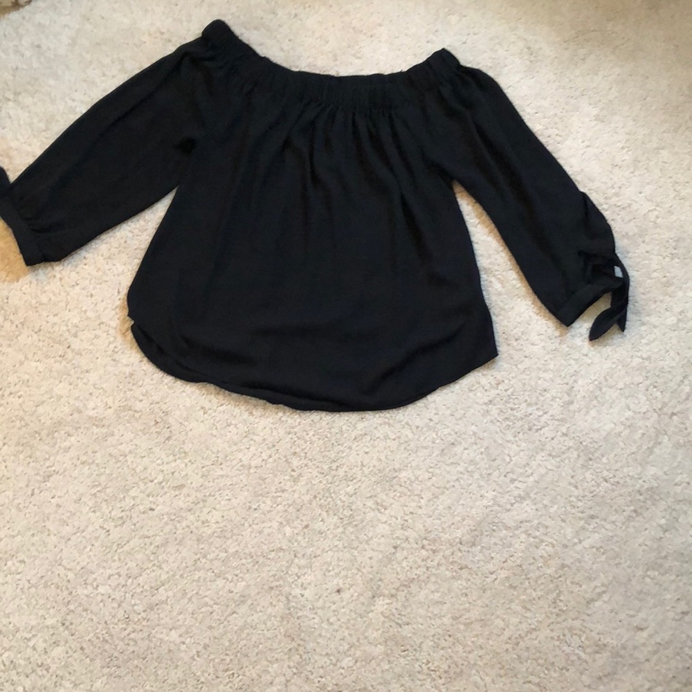 BLACK OFF THE SHOULDER BLOUSE!